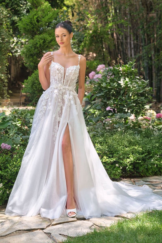 Vestido de novia de corte A presenta un escote ilusión pronunciado y delicados tirantes florales que enmarcan el corsé estructurado, falda de tul en capas que ofrece un movimiento elegante y una suave cola