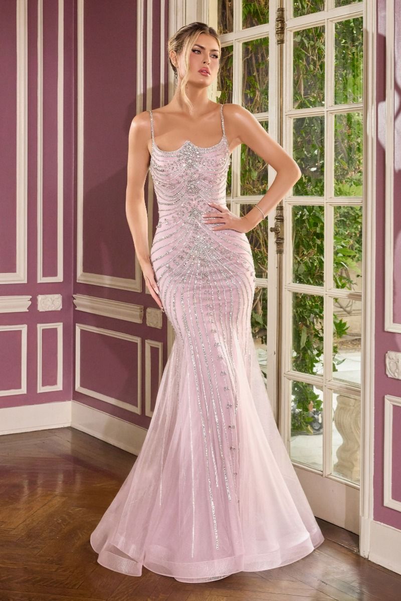 glamuroso vestido presenta una elegante silueta ajustada adornada con radiantes bordados dispuestos en líneas esculturales y fluidas y una espectacular cola con un lazo extragrande