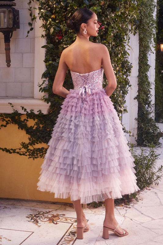 Maravilloso vestido corto con corpiño estructurado adornado con pedrería y falda de tul con volantes degradados que crea una cascada