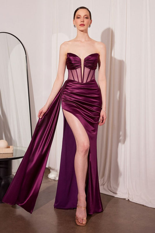 Vestido de fiesta con su lujoso tejido satinado y su favorecedor diseño ajustado, el corpiño transparente con delicados adornos