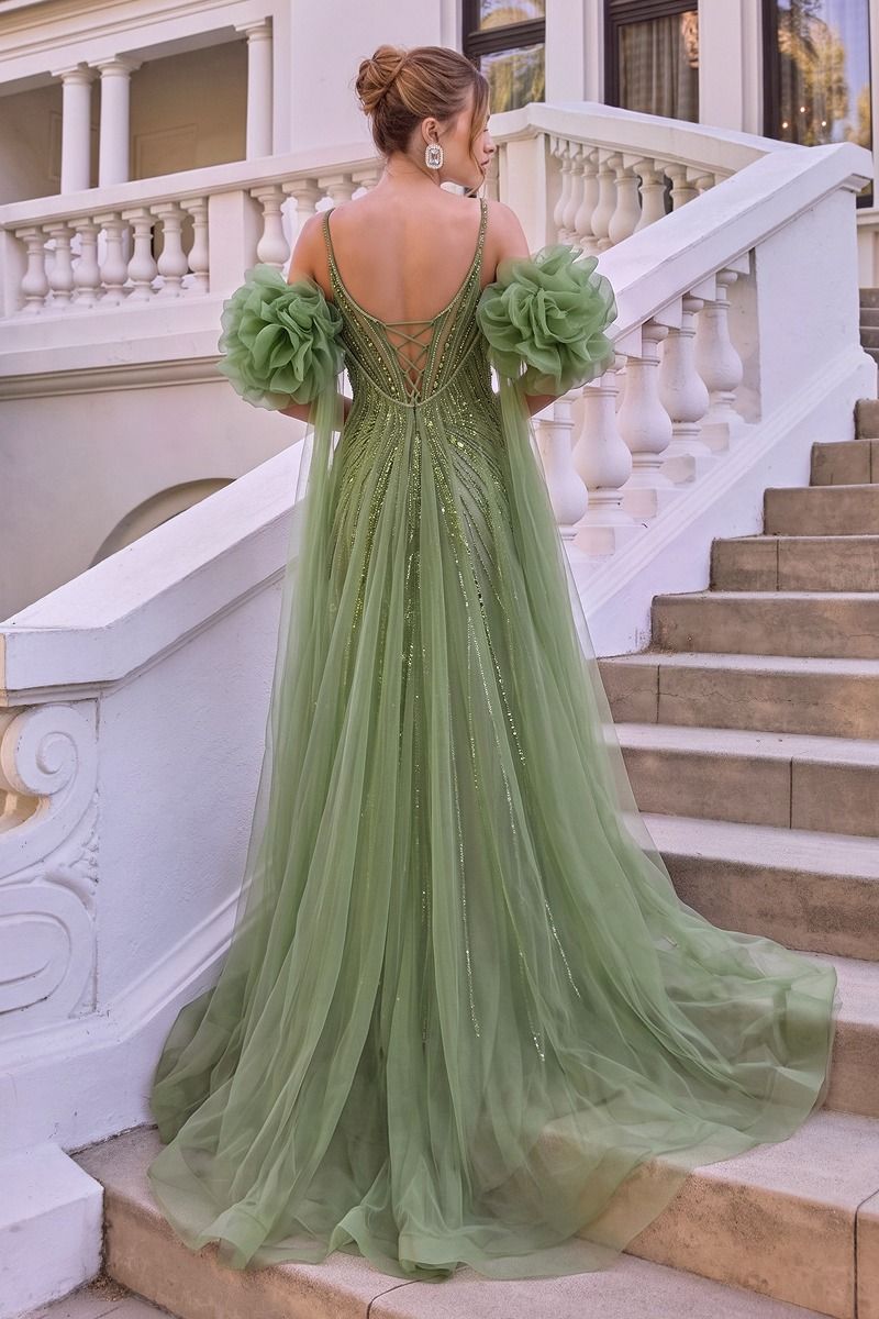 Vestido de alta costura con su escote corazón y un intrincado trabajo de pedrería y una espectacular capa de tul con motivos florales y desmontable