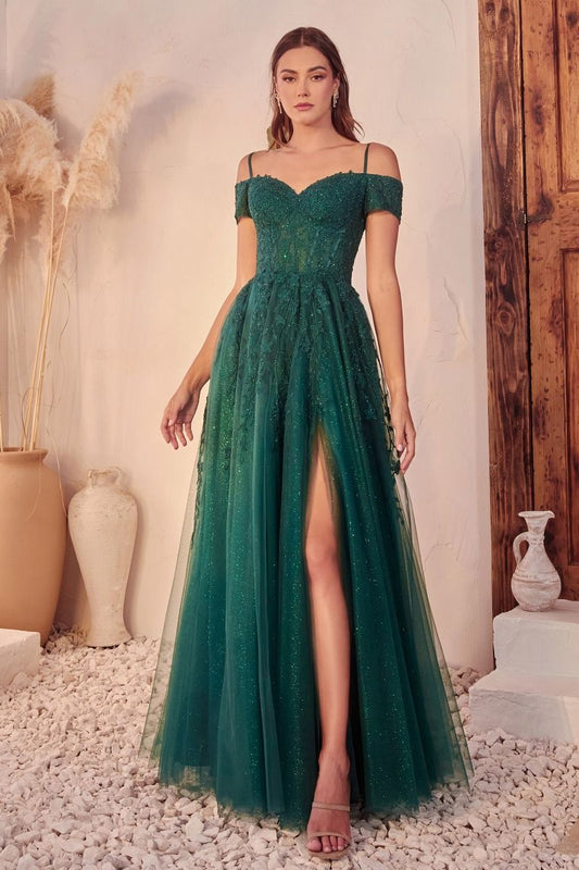 Vestido princesa con detalles de encaje en el corpiño , escote en forma de corazón con abertura en pierna y falda de tul brillante