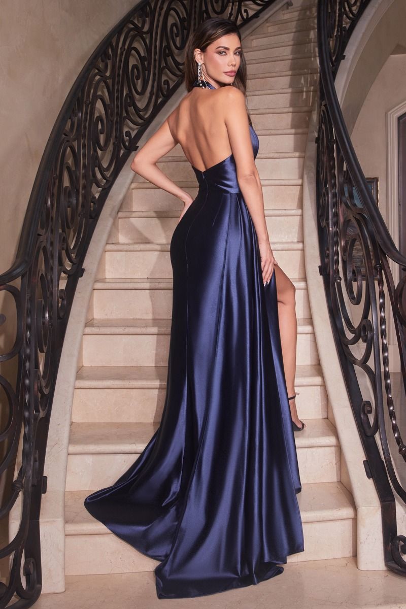 Elegante vestido de satin con abertura en pierna y cintura fruncida ,escote halter y fajín lateral añadido