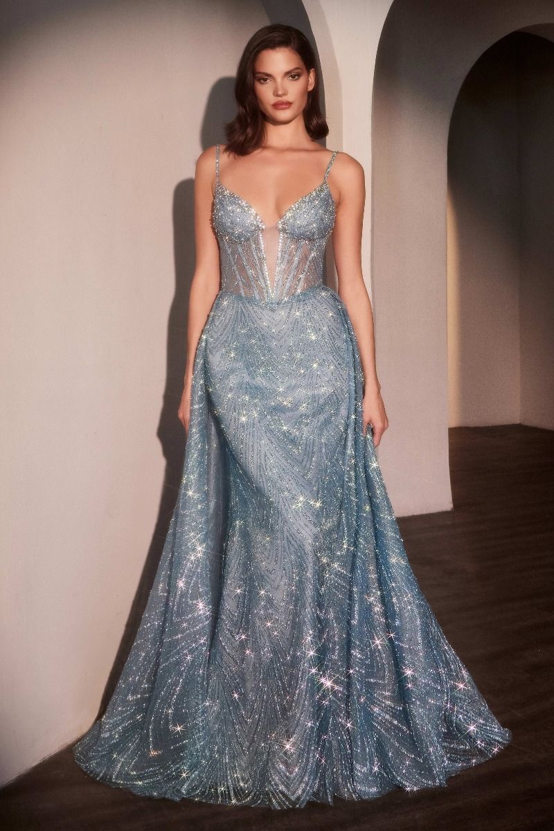 Vestido entallado irradia elegancia con su escote pronunciado y su corpiño con bordes de cristal sostenido por delicados tirantes finos , sobrefalda de tul en capas