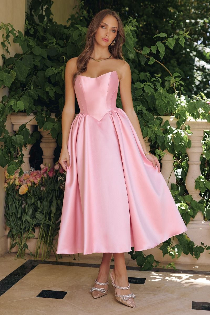 Elegante vestido midi de mikado, diseñado con un escote palabra de honor y una voluminosa falda