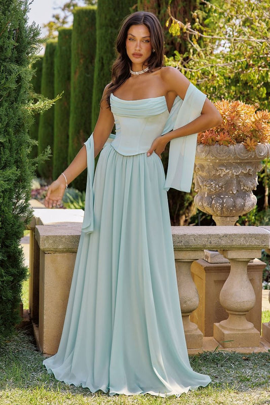 Vestido diseñado con un corpiño estructurado de satén y una falda vaporosa de gasa,y delicado drapeado de gasa en el busto