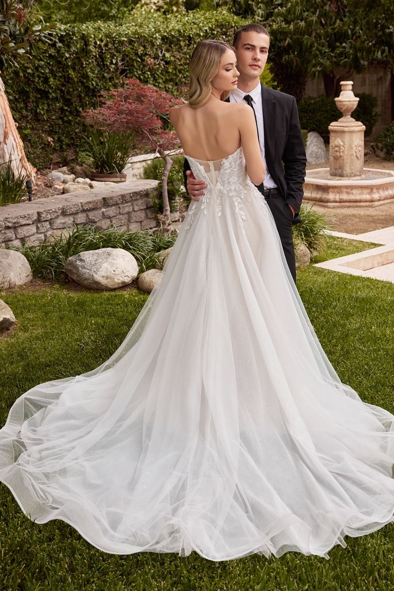 Vestido de novia de corte A confeccionado con una delicada tela de tul ,corpiño sin tirantes con escote en forma de corazón , corpiño transparente y su diseño de tul plisado , guantes de tul removibles