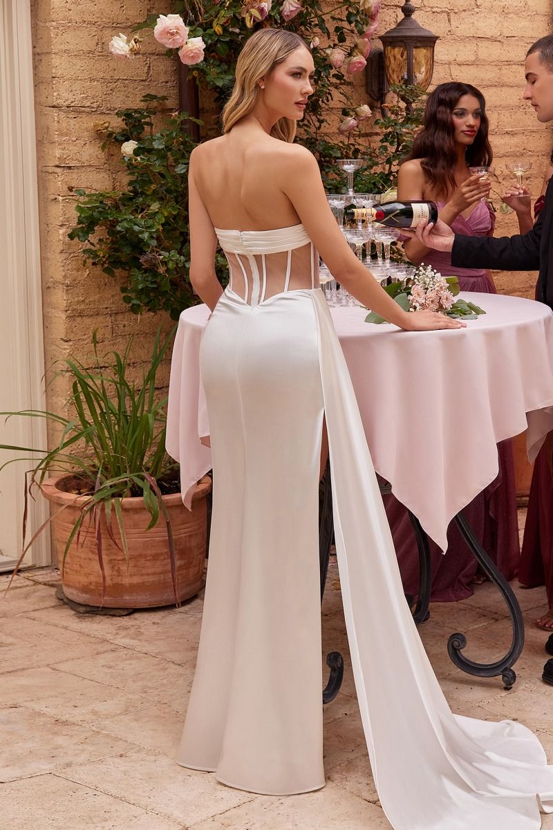 Vestido de novia con su lujoso tejido satinado y su favorecedor diseño ajustado, el corpiño transparente con delicados adornos