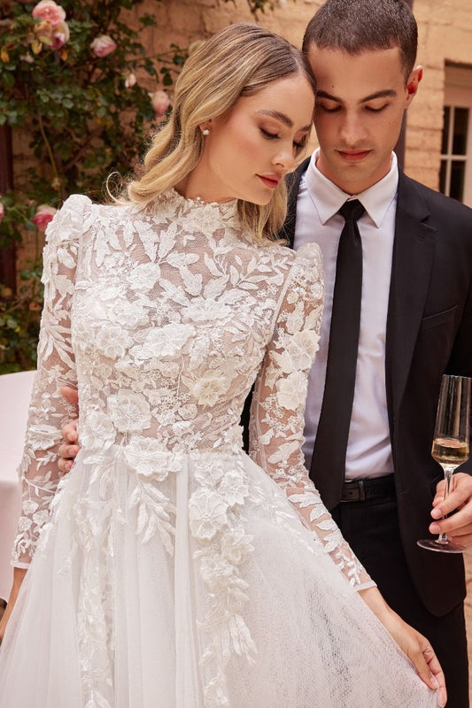 exquisito vestido de novia de manga larga, top ajustado de encaje con escote alto y falda evasé de tul en capas que cae en cascada