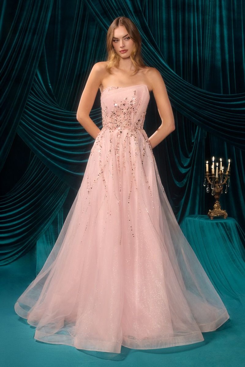 Elegante vestido con corpiño transparente sin tirantes está adornado con lentejuelas verticales y delicados apliques florales de plumas
