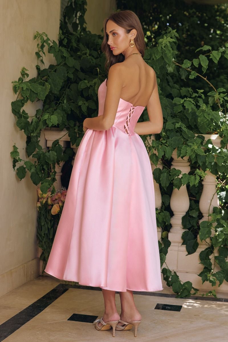 Elegante vestido midi de mikado, diseñado con un escote palabra de honor y una voluminosa falda