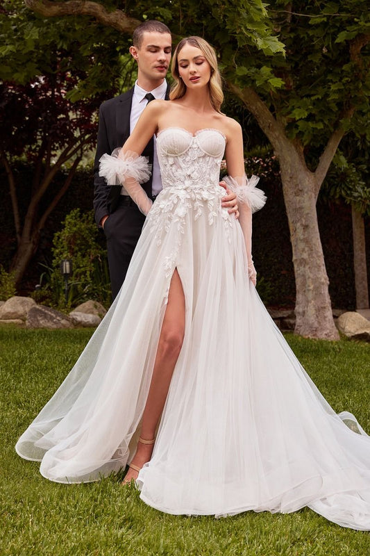 Vestido de novia de corte A confeccionado con una delicada tela de tul ,corpiño sin tirantes con escote en forma de corazón , corpiño transparente y su diseño de tul plisado , guantes de tul removibles