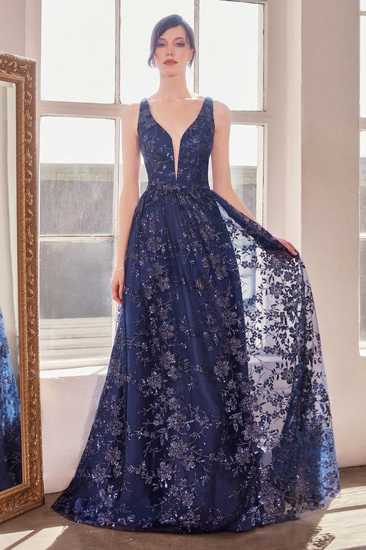 Impresionante vestido corte A completamente adornado de un estampado flor de glitter , escote V con transparencia