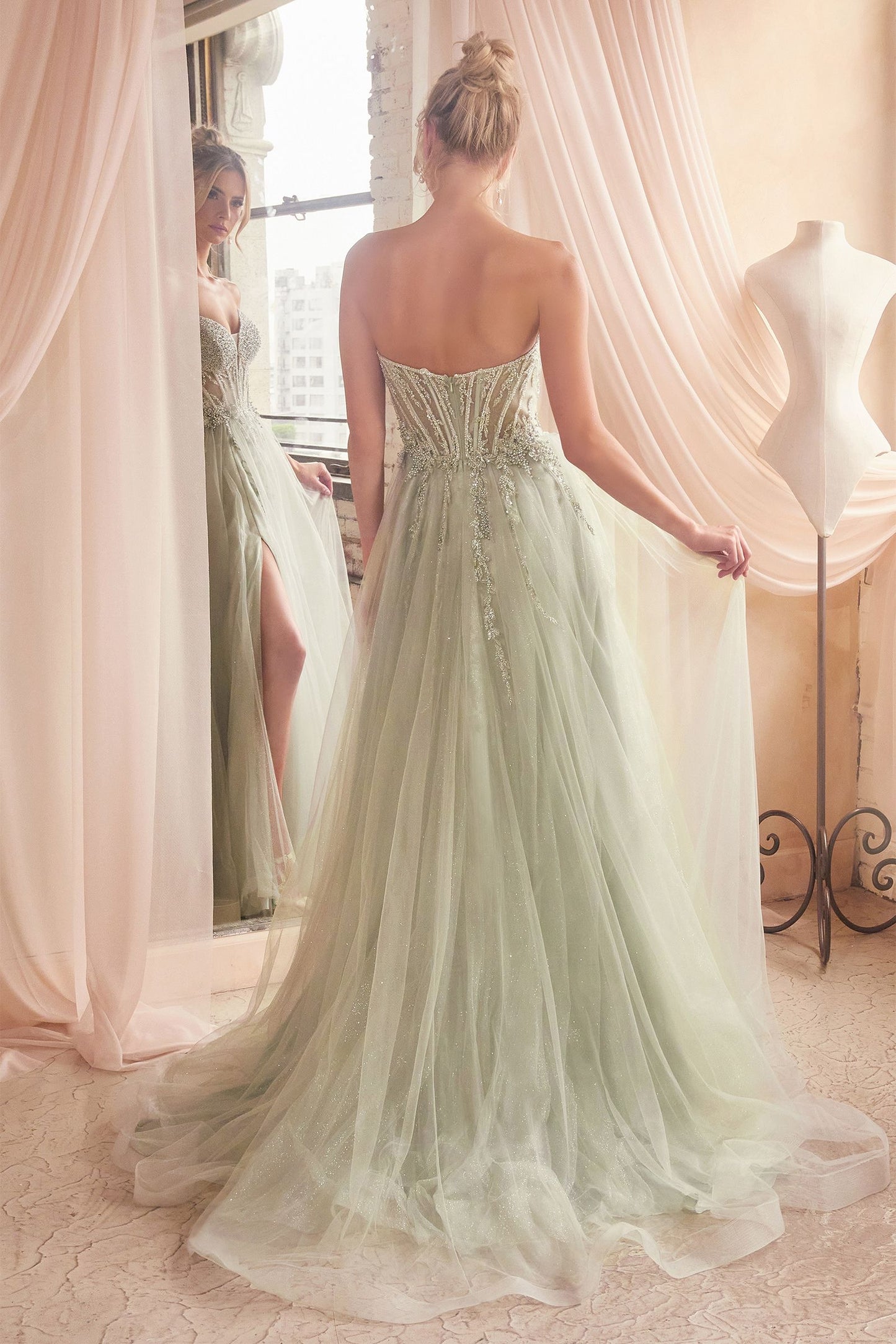 Elegante y glamoroso vestido de gala presenta un corpiño adornado con cuentas de pedrería y una fabulosa falda de tul brillante en capas