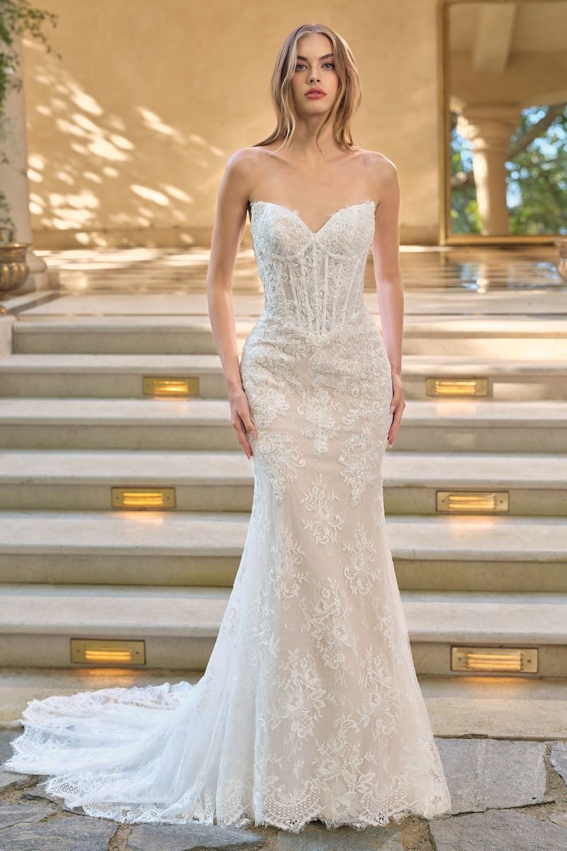 vestido de novia de corte sirena presenta una delicada superposición de encaje con lentejuelas que cae elegantemente y un bolero de encaje desmontable ofrece un elegante escote alto y mangas largas