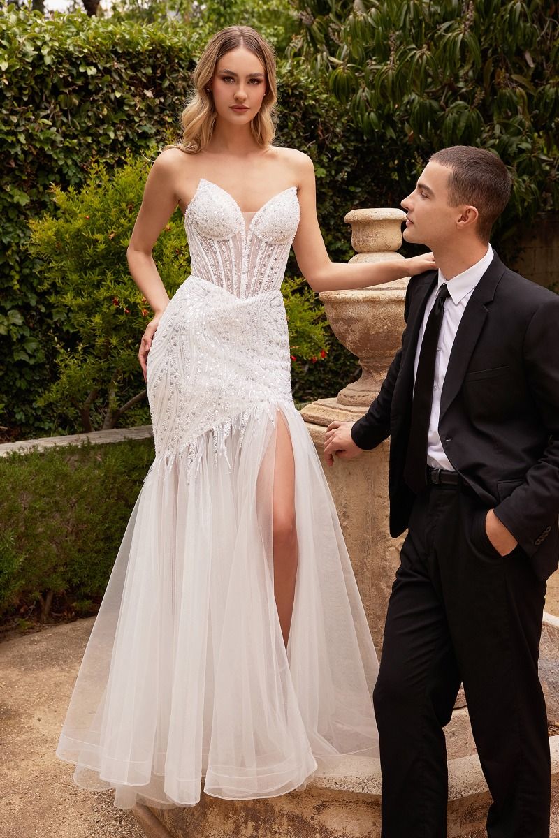 Vestido de novia sirena con pedrería y tirantes, confeccionado con tul transparente en capas ,escote profundo está rematado con un detalle puntiagudo en el busto