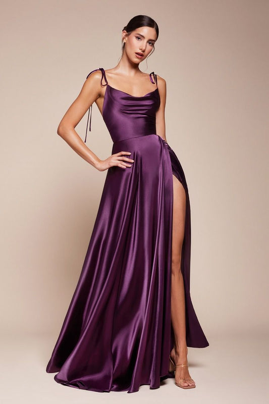 Vestido de satin con tirantes ajustables y escote que cae a lo largo del pecho