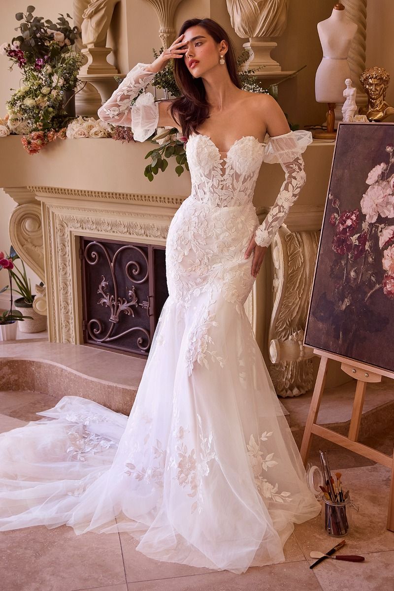 Vestido de novia corte sirena y sin tirantes presenta un pronunciado escote corazón con aplicaciones de encaje floral con unos guantes largos a juego y extraíbles