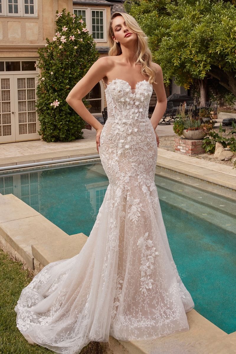 Romántico vestido de novia sirena sin tirantes, escote corazón seguido de un corpiño encorsetado con hermoso encaje Chantilly en capas y el aplique floral dimensional, mangas largas abullonadas