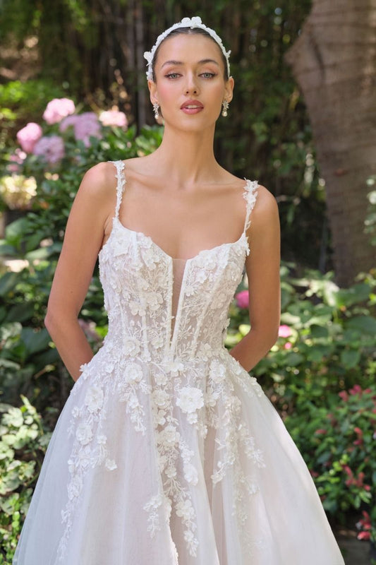 Vestido de novia de corte A presenta un escote ilusión pronunciado y delicados tirantes florales que enmarcan el corsé estructurado, falda de tul en capas que ofrece un movimiento elegante y una suave cola