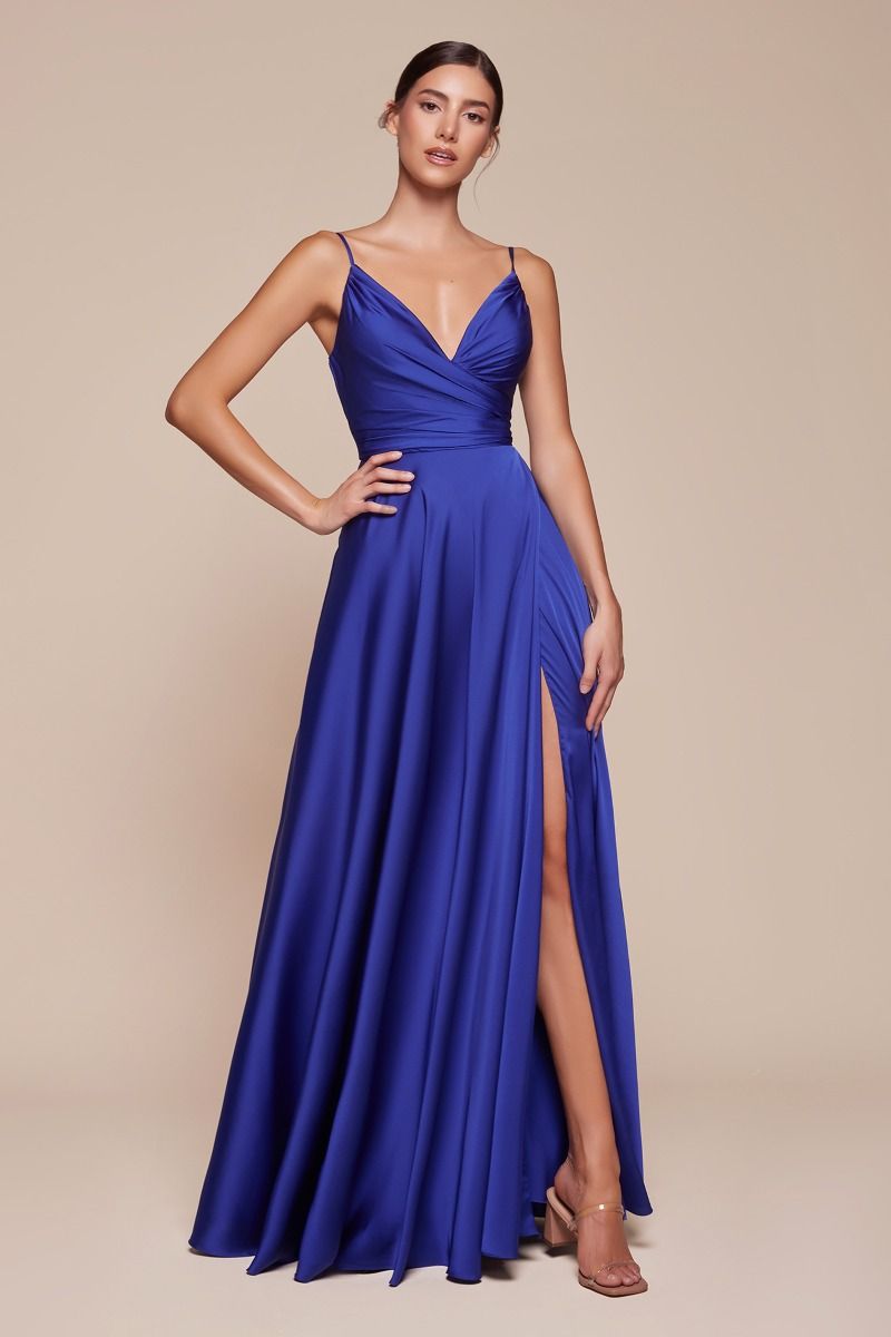 Clásico vestido satinado con escote en forma de corazón de falda fluida y una elegante abertura en pierna