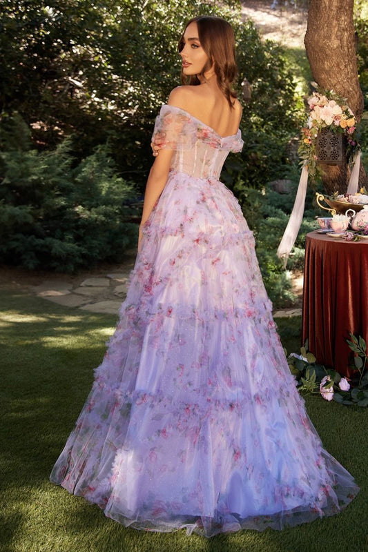 Vestido de cuento de hadas corte A de tul con estampado floral color lavanda y hombros descubiertos ,corpiño estructurado, adornado con flores florecientes ,falda escalonada