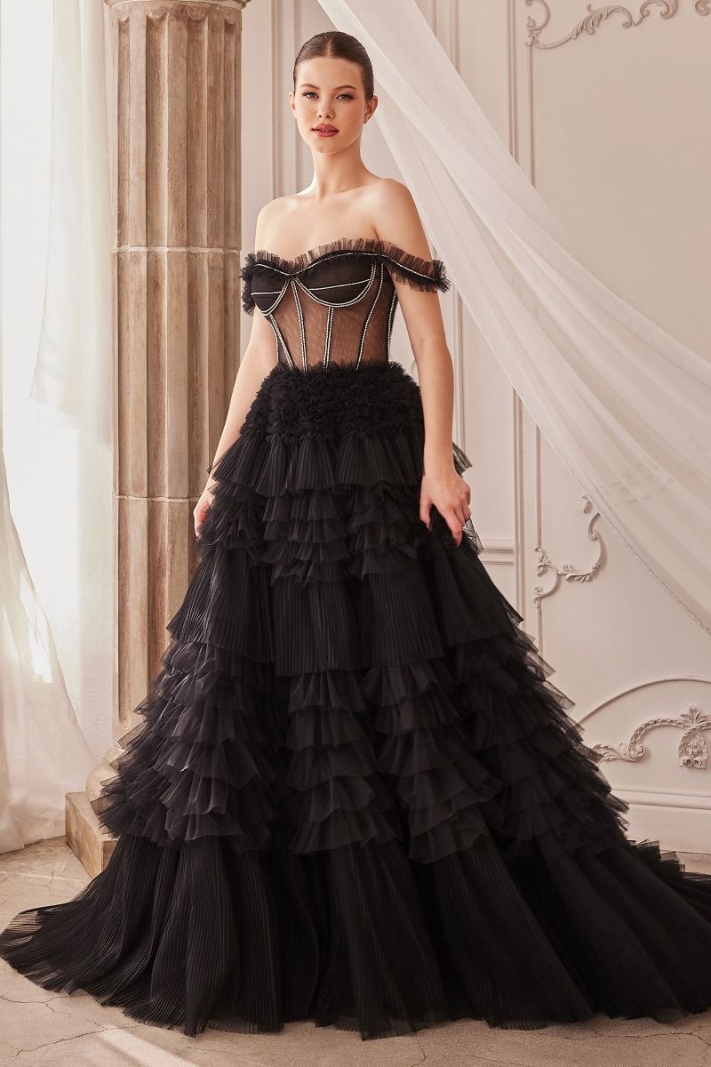 Vestido princesa de corpiño transparente con volantes intrincados y detalles de diamantes con elegante falda plisada con volantes