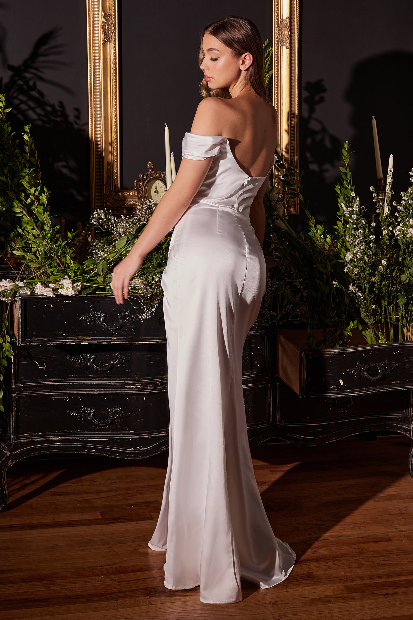 Romántico vestido de novia de satin con hombros descubiertos con una silueta ajustada y una preciosa abertura en pierna