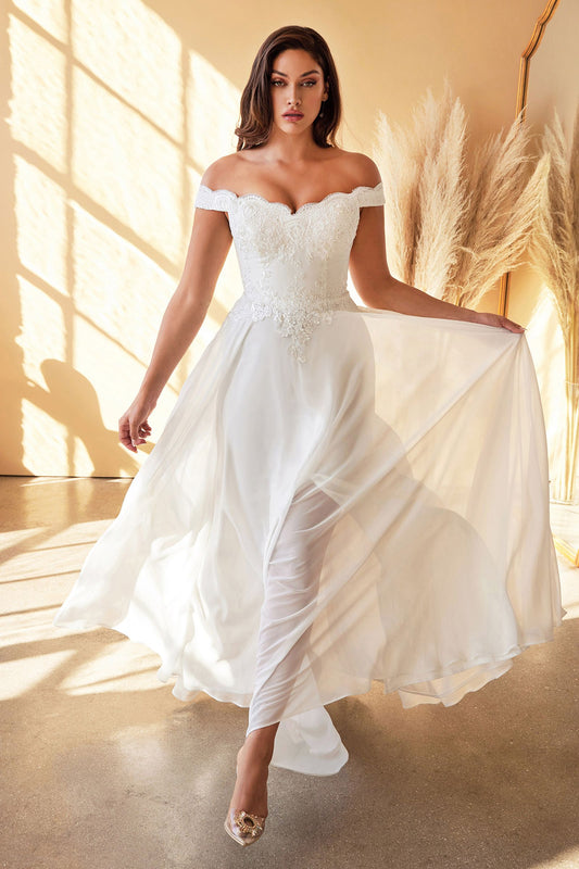 Clásico vestido de novia con hombros descubiertos de escote en forma de corazón adornado con apliques de encaje florales