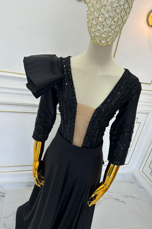 Vestido negro con transparencia