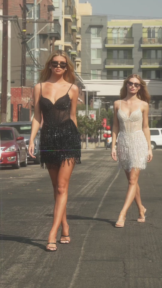 Vestido corto entallado deslumbra con un profundo escote en forma de corazón, tirantes finos y un corpiño transparente adornado con flecos de lentejuelas